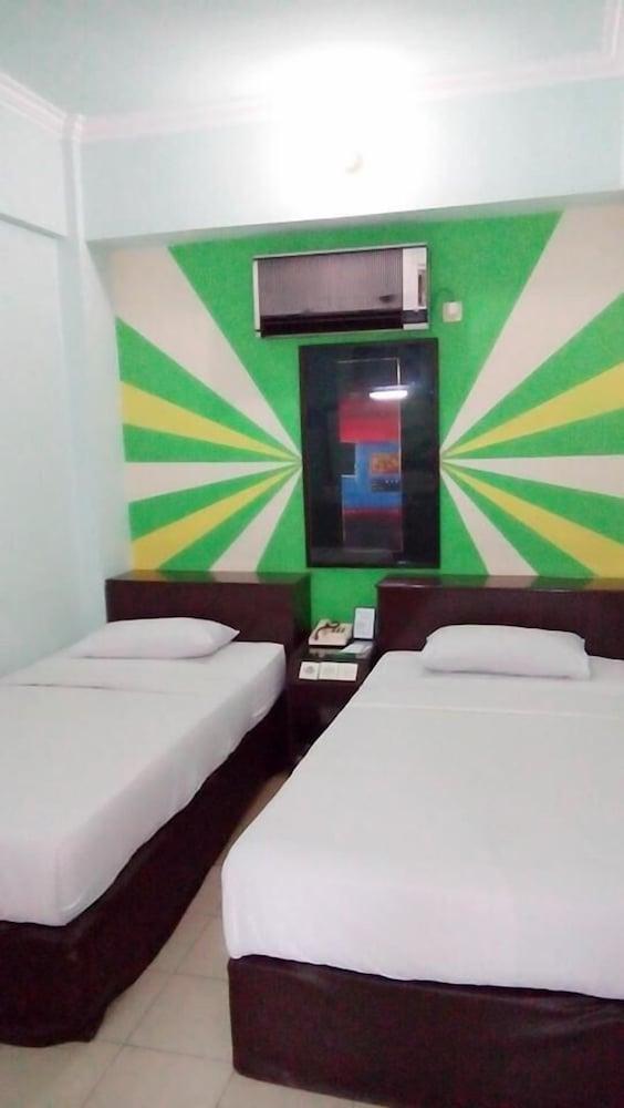 Hotel Merdeka Madiun Exterior foto