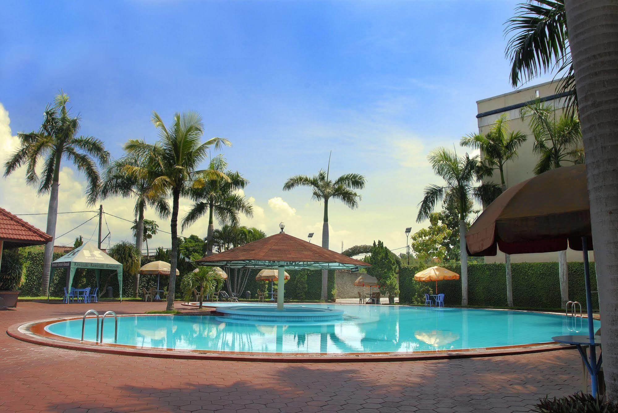 Hotel Merdeka Madiun Exterior foto
